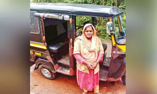 ക​റു​ക​പു​ത്തൂ​ര്‍ ഓ​ട്ടോ​സ്റ്റാ​ൻ​ഡി​ല്‍ ജീ​വി​ത​ത്തോ​ട് പ​ടവെ​ട്ടി ജ​സീ​ല​യു​ടെ ‘മോ​ളൂ​സ്’