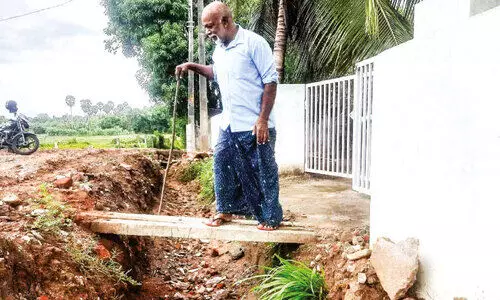 വീട്ടുകാരെ തടങ്കലിലാക്കി റോഡ് നിർമാണം