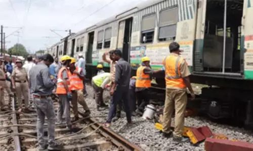 ചെന്നൈയിൽ സബര്‍ബന്‍ ട്രെയിൻ പാളംതെറ്റി; ഗതാഗതം തടസപ്പെട്ടു