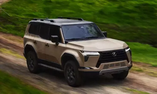 ഡിഫൻഡറേ... മസിൽ ലുക്കിൽ ലെക്‌സസ് ജി.എക്സ് മൂന്നാമൻ എത്തി