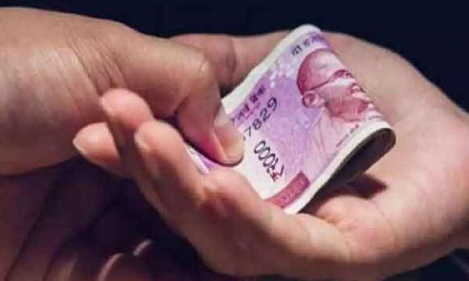 25,000 കൈക്കൂലി വാങ്ങവെ മോട്ടോർ വാഹന വകുപ്പിലെ അസിസ്റ്റന്റ് മോട്ടോർവെഹിക്കിൾ ഇൻസ്പെക്ടറും ഇടനിലക്കാരും വിജിലൻസ് പിടിയിൽ