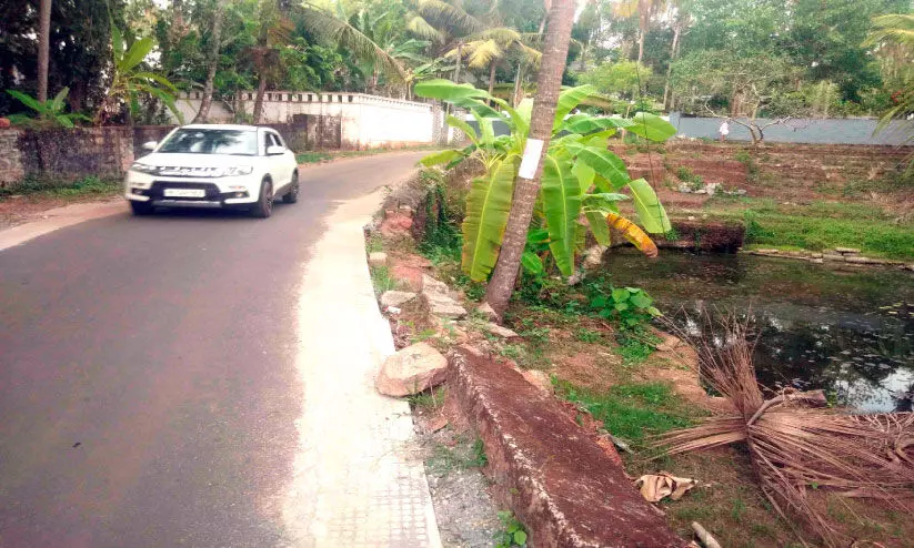 റോഡരിക് കെട്ടാതെ ടാറിങ് അപകടപാതയായി ഹൈസ്കൂൾ ബൈപാസ് റോഡ്