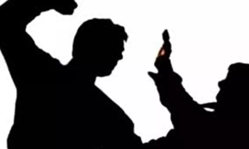 കോ​ട്ട​യത്ത് നഗരമധ്യത്തില്‍ യുവാക്കള്‍ക്കു നേരെ ഗുണ്ട ആക്രമണം; കു​രു​മു​ള​ക് സ്പ്രേ ​പ്രയോഗിച്ചു