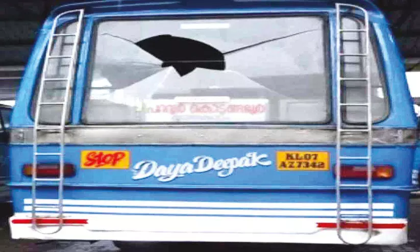 ബ​സി​ന്റെ ചി​ല്ല് ത​ക​ർ​ത്ത നി​ല​യി​ൽ