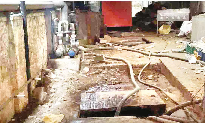 സെ​പ്റ്റി​ക്‌ ടാ​ങ്ക്‌ മാ​ലി​ന്യം കാ​ന​യി​ലേ​ക്ക്‌ ഒ​ഴു​ക്കു​ന്നു