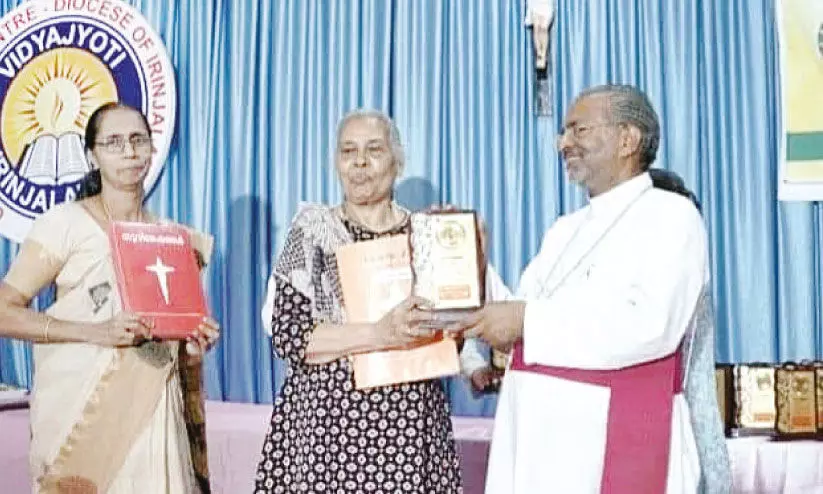 50 ദിവസം, 298 പേജുകൾ വടിവൊത്ത കൈയക്ഷരത്തിൽ ബൈബിൾ പകർത്തി മറിയാമ്മ ടീച്ചർ 50 ദിവസം, 298 പേജുകൾ വടിവൊത്ത കൈയക്ഷരത്തിൽ ബൈബിൾ പകർത്തി മറിയാമ്മ ടീച്ചർ