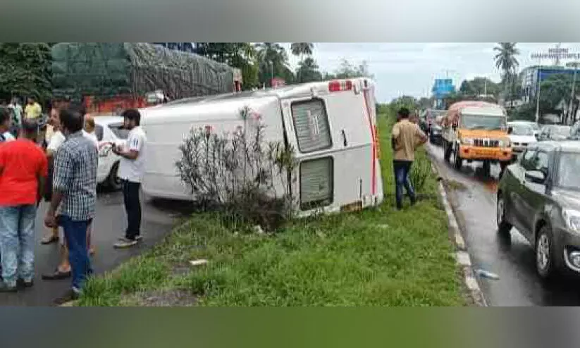 മാലി സ്വദേശികൾ സഞ്ചരിച്ച വാൻ മറിഞ്ഞു; ഏഴുപേർക്ക് പരിക്ക് മാലി സ്വദേശികൾ സഞ്ചരിച്ച വാൻ മറിഞ്ഞു; ഏഴുപേർക്ക് പരിക്ക്