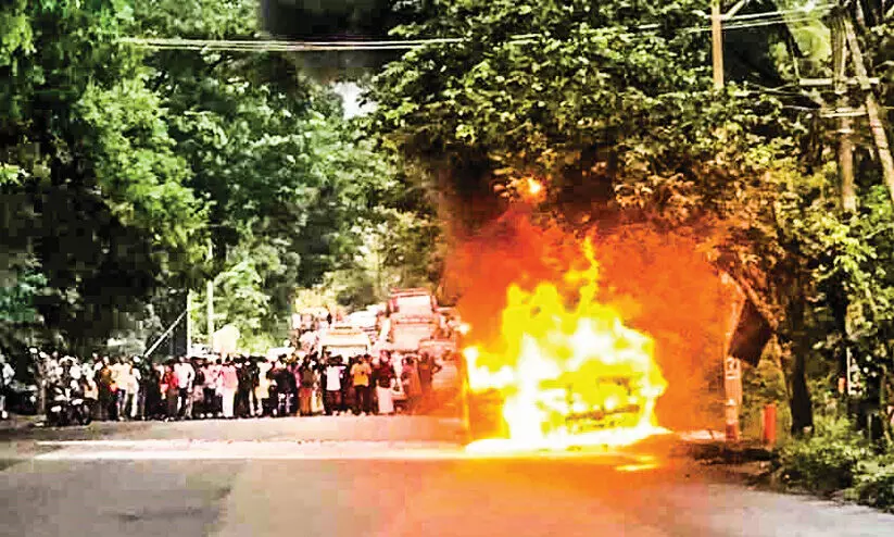 ഓടുന്ന കാറിന് തീപിടിച്ചു; നാലംഗ സംഘം അത്ഭുതകരമായി രക്ഷപ്പെട്ടു ഓടുന്ന കാറിന് തീപിടിച്ചു; നാലംഗ സംഘം അത്ഭുതകരമായി രക്ഷപ്പെട്ടു