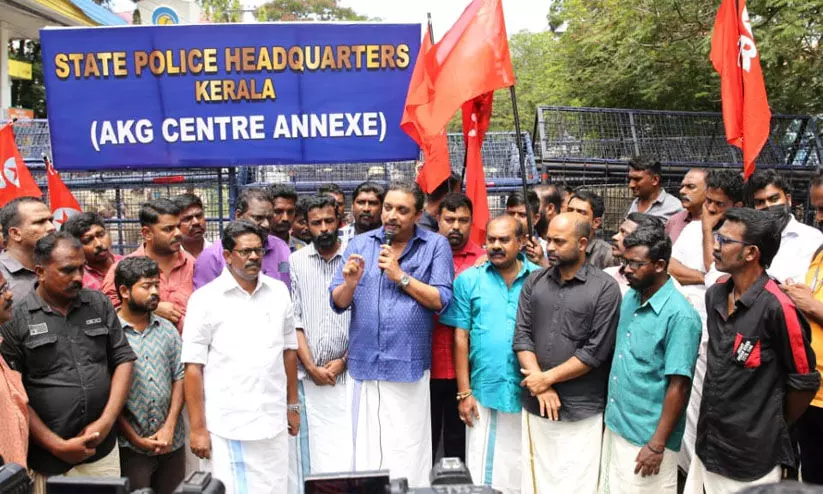 ഏ.കെ.ജി സെന്റർ ഓഫീസ് സെക്രട്ടറി നിലവാരത്തിലാണ് പൊലീസ് മേധാവി പ്രവർത്തിക്കുന്നതെന്ന് ഷിബു ബേബിജോൺ