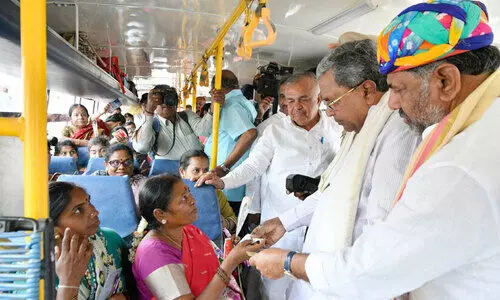 മു​ഖ്യ​മ​ന്ത്രി ക​ണ്ട​ക്ട​റാ​യി, വ​നി​ത​ക​ൾ സൗ​ജ​ന്യ ബ​സ് യാ​ത്ര തു​ട​ങ്ങി