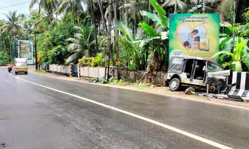 കരുമല വളവിൽ അപകടം തുടർക്കഥ ജീപ്പ് കലുങ്കിനിടിച്ച് അഞ്ചു പേർക്ക് പരിക്ക് കരുമല വളവിൽ അപകടം തുടർക്കഥ ജീപ്പ് കലുങ്കിനിടിച്ച് അഞ്ചു പേർക്ക് പരിക്ക്