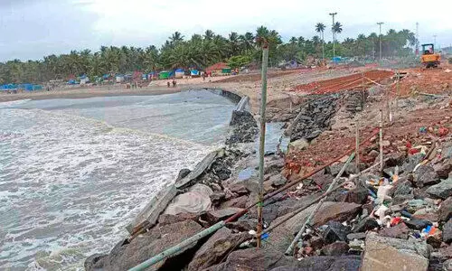 ബേപ്പൂർ പുലിമുട്ടിന്റെ പാർശ്വഭാഗങ്ങൾ കടൽക്ഷോഭത്തിൽ തകർന്നു