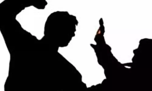 കോ​ട്ട​യത്ത് നഗരമധ്യത്തില്‍ യുവാക്കള്‍ക്കു നേരെ ഗുണ്ട ആക്രമണം; കു​രു​മു​ള​ക് സ്പ്രേ ​പ്രയോഗിച്ചു