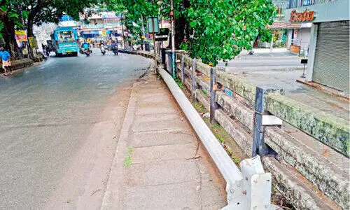 തലശ്ശേരി റെയിൽവേ മേൽപാലം ഇരുട്ടിൽ തലശ്ശേരി റെയിൽവേ മേൽപാലം ഇരുട്ടിൽ