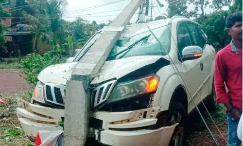 ഇടിച്ച കാറിനു മുകളിൽ വൈദ്യുതി പോസ്റ്റ് ഒടിഞ്ഞുവീണു