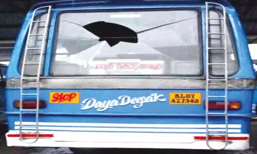 ബ​സി​ന്റെ ചി​ല്ല് ത​ക​ർ​ത്ത നി​ല​യി​ൽ