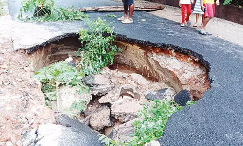 കാ​ട്ടൂ​രി​ല്‍ പൈ​പ്പ് പൊ​ട്ടി റോ​ഡി​ല്‍ ഗ​ര്‍ത്തം, ഗ​താ​ഗ​തം സ്തം​ഭി​ച്ചു