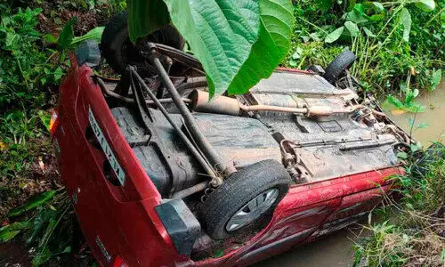 കാർ തോട്ടിലേക്ക് മറിഞ്ഞ് രണ്ടുപേർക്ക് പരിക്ക്