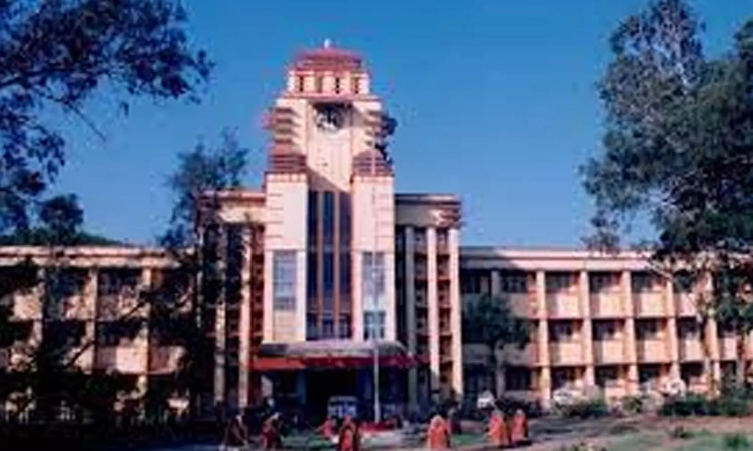 തൃശൂർ കലക്ടറേറ്റിൽ ‘അയാൾ കഥയെഴുതുകയാണ്’ സിനിമാക്കഥയുടെ ആവർത്തനം; ചുമതലയേൽക്കാതെ ട്രഷറി ഓഫിസർ മടങ്ങി