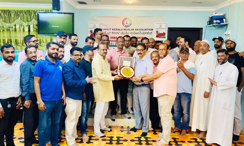 മുനീർ കോടിക്ക് യാത്രയയപ്പ് നൽകി മുനീർ കോടിക്ക് യാത്രയയപ്പ് നൽകി