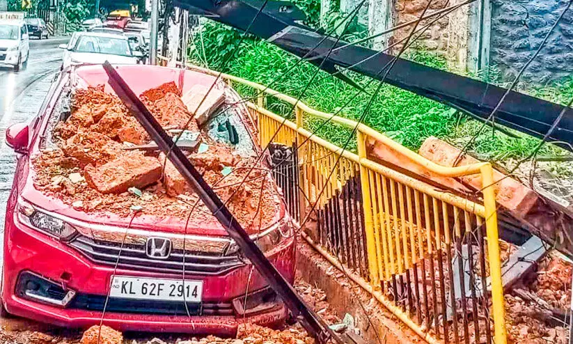 കാറിന്‍റെ മുകളിലേക്ക് കെട്ടിട ഭിത്തി ഇടിഞ്ഞുവീണു