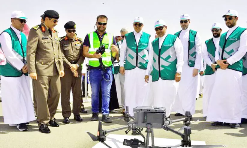 ഹജ്ജ് : റോഡുകളുടെ സുരക്ഷ കാമ്പയിൻ ആരംഭിച്ചു, പരിശോധനക്ക് ഡ്രോണുകളും ഹജ്ജ് : റോഡുകളുടെ സുരക്ഷ കാമ്പയിൻ ആരംഭിച്ചു, പരിശോധനക്ക് ഡ്രോണുകളും