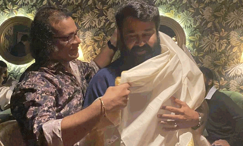 Actor  Hareesh Peradi Pens  About Mohanlals Malaikkottai Valiban Movie