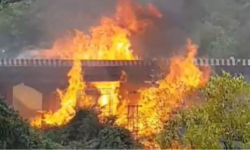 എണ്ണ ടാങ്കർ മറിഞ്ഞ് തീപിടിച്ച് നാലുപേർ മരിച്ചു എണ്ണ ടാങ്കർ മറിഞ്ഞ് തീപിടിച്ച് നാലുപേർ മരിച്ചു