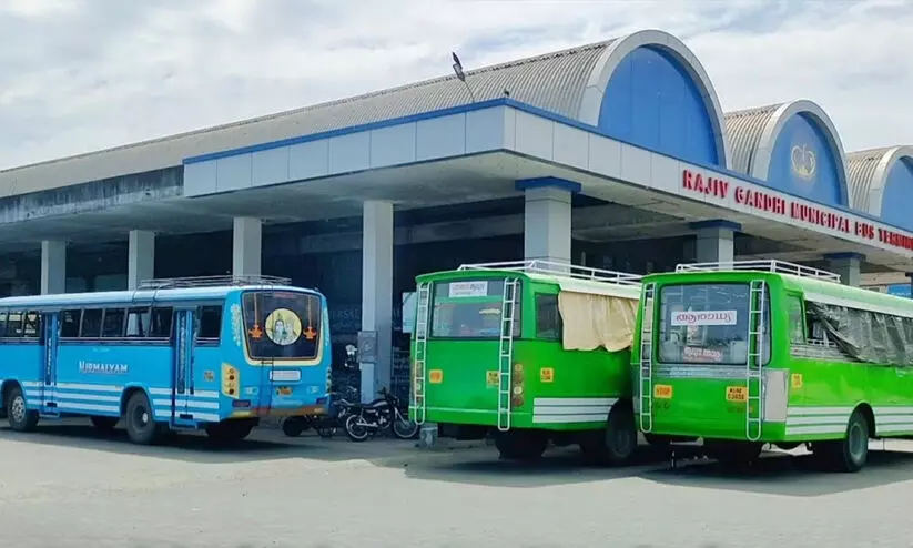 യാത്രക്കാരിയെ രാത്രി പാതിവഴിയിൽ ഇറക്കിവിട്ട കണ്ടക്ടറുടെ ലൈസൻസ് റദ്ദാക്കി; ഹ്രസ്വ ഓട്ടം നിരസിച്ച നാല് ഓട്ടോ ഡ്രൈവർമാർക്കും ‘പണികിട്ടി’