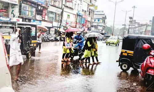 കോ​ഴി​ക്കോ​ട് - പാ​ല​ക്കാ​ട് ദേ​ശീ​യ​പാ​ത: സീബ്ര ലൈന്‍ മായുന്നു, വലഞ്ഞ് കാല്‍നടയാത്രക്കാര്‍