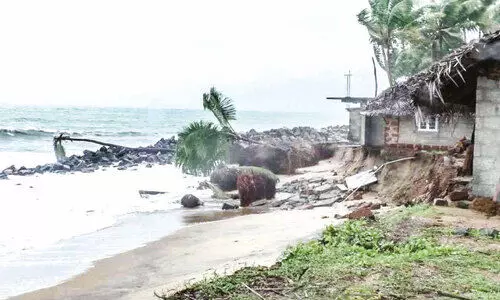 കടൽ ആഞ്ഞടിക്കുന്നു; പാലപ്പെട്ടിയിൽ നാല്​ വീടുകൾ തകർന്നു