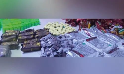 1800 നി​രോ​ധി​ത പു​ക​യി​ല ഉ​ൽ​പ​ന്ന​ങ്ങ​ളു​മാ​യി ര​ണ്ടു​​പേ​ർ പി​ടി​യി​ൽ