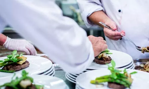 ഭ​ക്ഷ​ണം കൈ​കാ​ര്യം ചെ​യ്യു​ന്ന​വ​ർ​ക്ക് വ​ർ​ക്ക് പെ​ർ​മി​റ്റി​ന് പ​രി​ശീ​ല​നം