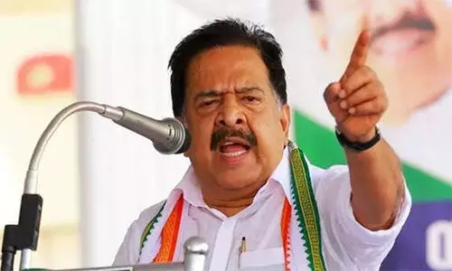 പ്രതിപക്ഷ നേതാക്കളെ പിണറായി ഓല പാമ്പ് കാട്ടി വിരട്ടേണ്ടെന്ന് രമേശ് ചെന്നിത്തല പ്രതിപക്ഷ നേതാക്കളെ പിണറായി ഓല പാമ്പ് കാട്ടി വിരട്ടേണ്ടെന്ന് രമേശ് ചെന്നിത്തല