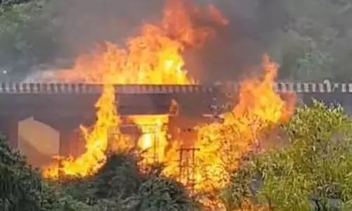 എണ്ണ ടാങ്കർ മറിഞ്ഞ് തീപിടിച്ച് നാലുപേർ മരിച്ചു