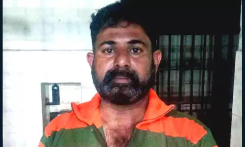 മദ്യപിച്ച് ബസിൽ നഗ്നത പ്രദർശിപ്പിച്ച് ലൈംഗികാതിക്രമം: പ്രതിയെ ഓടിച്ചിട്ട് പിടികൂടി