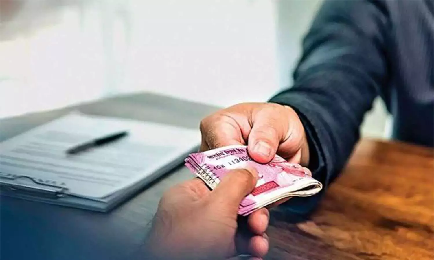 കൈക്കൂലി വാങ്ങിയ താലൂക്ക് സര്‍വെയർ അട്ടപ്പാടിയെ വിറ്റുതിന്ന ഉദ്യോഗസ്ഥനെന്ന് ആദിവാസികൾ