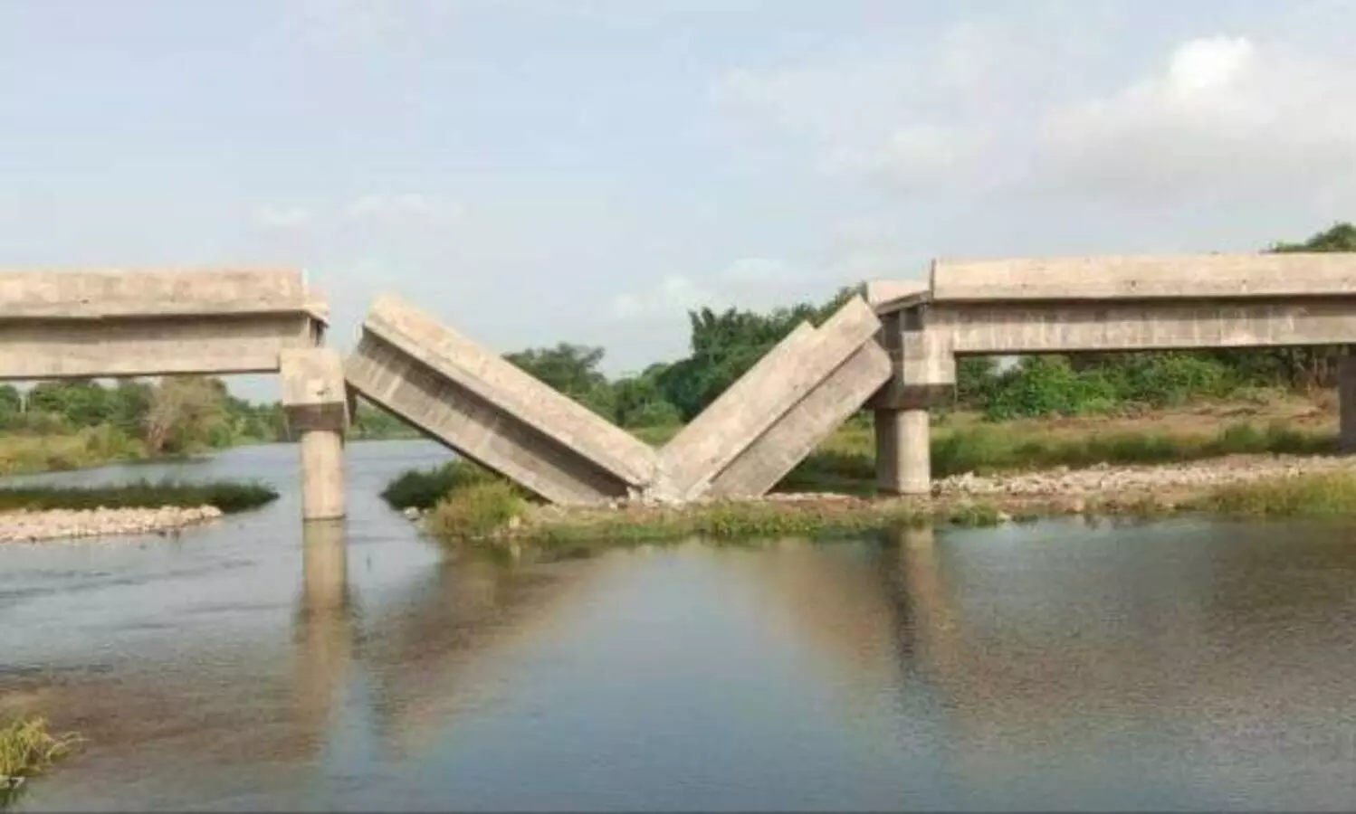 ഗുജറാത്തിൽ ഉദ്ഘാടനം നടക്കാനിരിക്കെ പാലം തകർന്നുവീണു; വിശദമായ അന്വേഷണം നടത്തുമെന്ന് ജില്ലാഭരണകൂടം