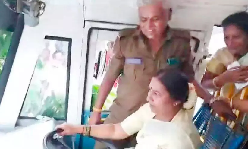 ലൈസൻസില്ലാതെ എം.എൽ.എയുടെ ബസോടിക്കൽ ലൈസൻസില്ലാതെ എം.എൽ.എയുടെ ബസോടിക്കൽ