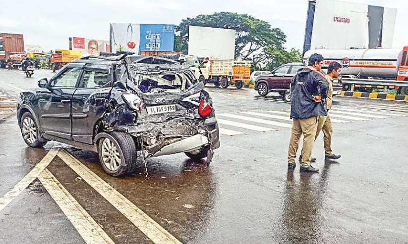കാഴ്ചപ്പറമ്പിൽ ജങ്ഷനിൽ ബസ് കാറിന് പിറകിലിടിച്ചു കാഴ്ചപ്പറമ്പിൽ ജങ്ഷനിൽ ബസ് കാറിന് പിറകിലിടിച്ചു