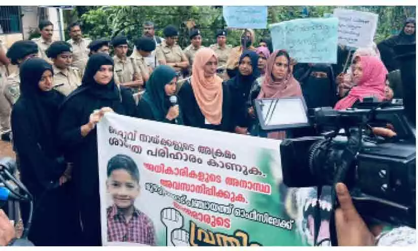 Women march to panchayat office Women march to panchayat office