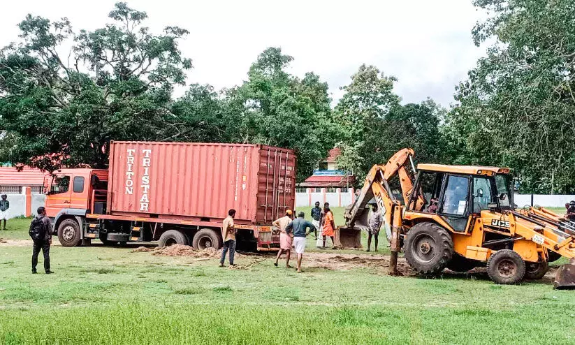 കണ്ടെയ്‌നർ ലോറി ക്ഷേത്ര മൈതാനിയിലേക്ക് പാഞ്ഞുകയറി; ഒഴിവായത് വൻ ദുരന്തം