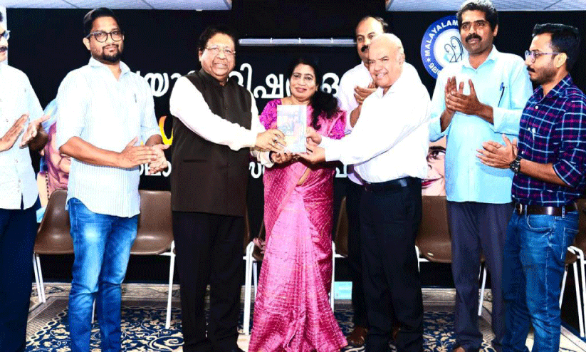 കെ.​പി. സു​ധീ​ര​യു​ടെ ‘ഭൂ​ഖ​ണ്ഡ​ങ്ങ​ളി​ലൂ​ടെ’ ഒ​മാ​നി​ല്‍ പ്ര​കാ​ശ​നം ചെ​യ്തു