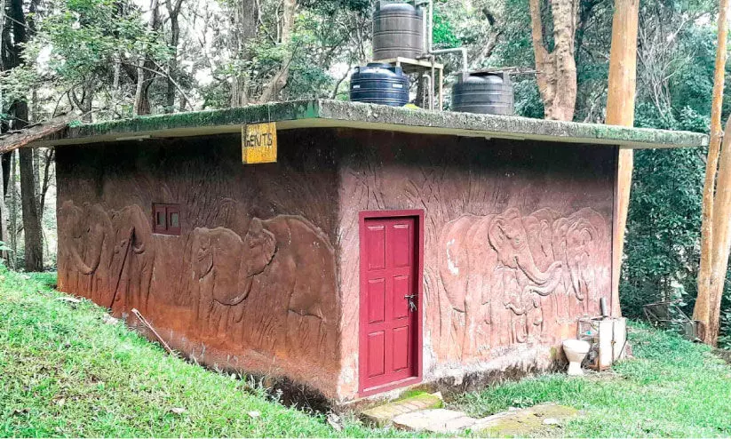 തേക്കടിയിൽ ടോയ്​ലറ്റിന്‍റെ പുറത്ത് ‘ആനക്കാര്യം’; ഉള്ളിൽ തുള്ളി വെള്ളമില്ല