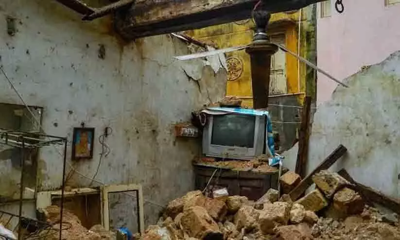 ബിപോർജോയ്: ഭുജ് വിമാനത്താവളം അടച്ചു, നൂറോളം ട്രെയിനുകൾ റദ്ദാക്കി, അരലക്ഷത്തോളം പേരെ മാറ്റി പാർപ്പിച്ചു ബിപോർജോയ്: ഭുജ് വിമാനത്താവളം അടച്ചു, നൂറോളം ട്രെയിനുകൾ റദ്ദാക്കി, അരലക്ഷത്തോളം പേരെ മാറ്റി പാർപ്പിച്ചു