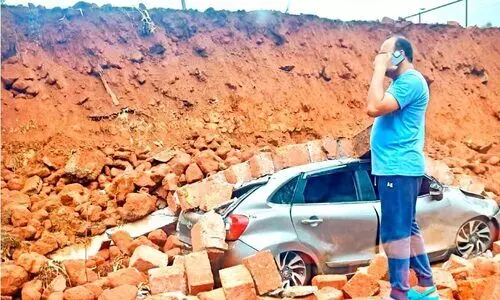 കാ​റി​നു​മു​ക​ളി​ൽ മ​തി​ൽ ത​ക​ർ​ന്നു​വീ​ണു; അ​ക​ത്തു​ള്ള​വ​ർ അ​ത്ഭു​ത​ക​ര​മാ​യി ര​ക്ഷ​പ്പെ​ട്ടു