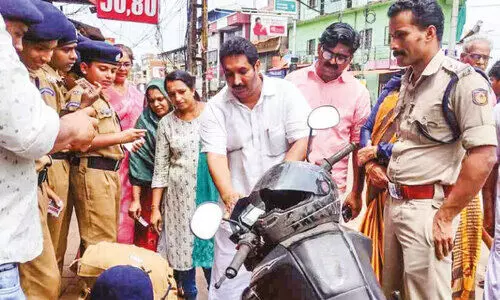 അ​ന​ധി​കൃ​ത​ പാ​ർ​ക്കി​ങ് വാ​ഹ​ന​ങ്ങ​ളി​ൽ നോ-​പാ​ർ​ക്കി​ങ് സ്റ്റി​ക്ക​ർ പ​തി​ക്ക​ൽ ആ​രം​ഭി​ച്ചു