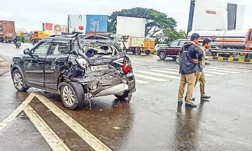കാ​ഴ്ച​പ്പ​റ​മ്പി​ൽ ജ​ങ്ഷ​നി​ൽ ബ​സ് കാ​റി​ന് പി​റ​കി​ലി​ടി​ച്ചു