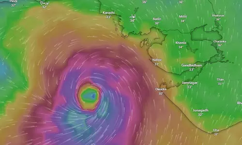നാശം വിതക്കാനൊരുങ്ങി ബിപോർജോയ്; കനത്ത വെള്ളപ്പൊക്ക മുന്നറിയിപ്പ്, ട്രെയിനുകൾ റദ്ദാക്കി