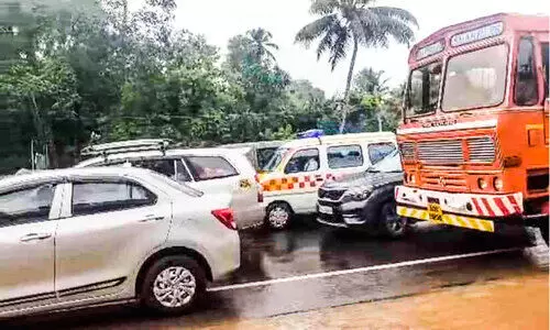 തുറവൂരിൽ ഉയരപ്പാത നിർമാണസ്ഥലത്ത് ഗതാഗതക്കുരുക്ക് തുടരുന്നു തുറവൂരിൽ ഉയരപ്പാത നിർമാണസ്ഥലത്ത് ഗതാഗതക്കുരുക്ക് തുടരുന്നു